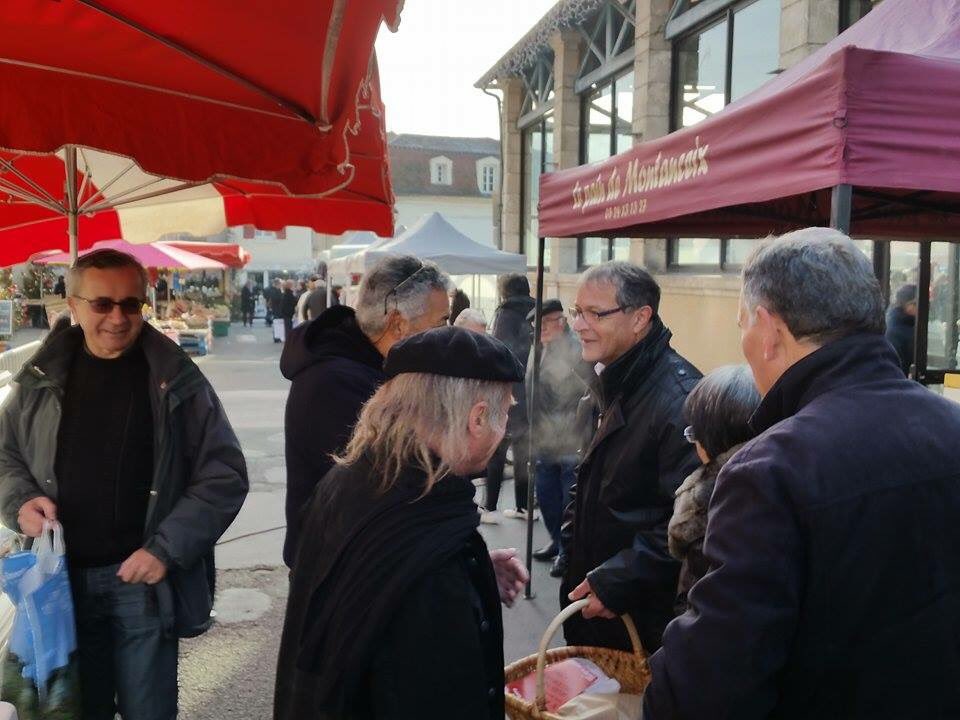 AvecRousset24's tweet photo. Sur le terrain ce matin - marché de St Astier. Nous continuons à mobiliser ! #Rousset2015 @al_rousset https://t.co/EmvDP9zzfc