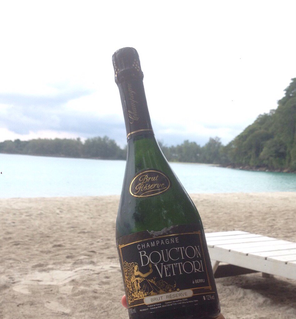 Best way to start the day #BUBBLES #champagne #beachlife <a href="/Londonislovinit/">#Londonislovinit</a> <a href="/Crilou_London/">French Connection</a> <a href="/ChampagneBV/">Champagne Boucton</a> #weekend #love