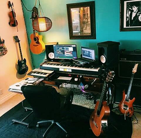 Done recording 😄 wifi kampung cyber, coffee, rokok, stay tune at Army Kid Record 💻🎧🎵