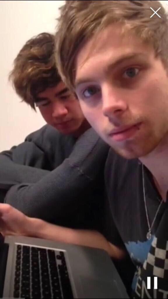 5SOSTeamAsia's tweet photo. LEWK, MY SON! -a #MTVStars 5SOS https://t.co/ERqqL2PxS1