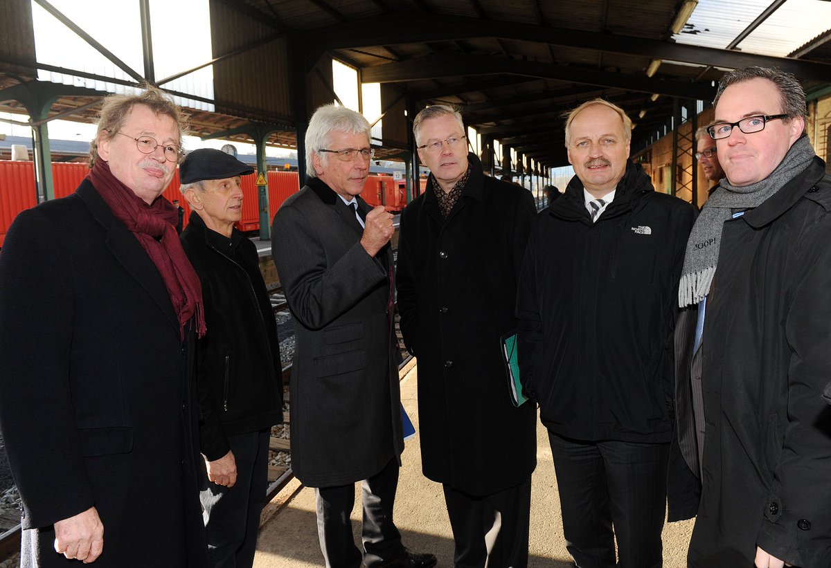 Ort des Gedenkens am #KulturBahnhof #Kassel eingeweiht: "Gleis 13/14" #hoheisel bit.ly/Gleis13 (mic) https://t.co/gbH6qvCwpB