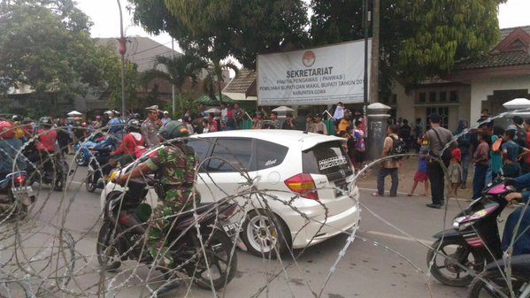 Daeng_Info's tweet photo. 18.05 Massa Paslon no.1 masih berkumpul di depan KPUD Gowa. #PilkadaGowa #Pilkada2015 via @reskrimgowa5 https://t.co/dFf6IMRZJ4