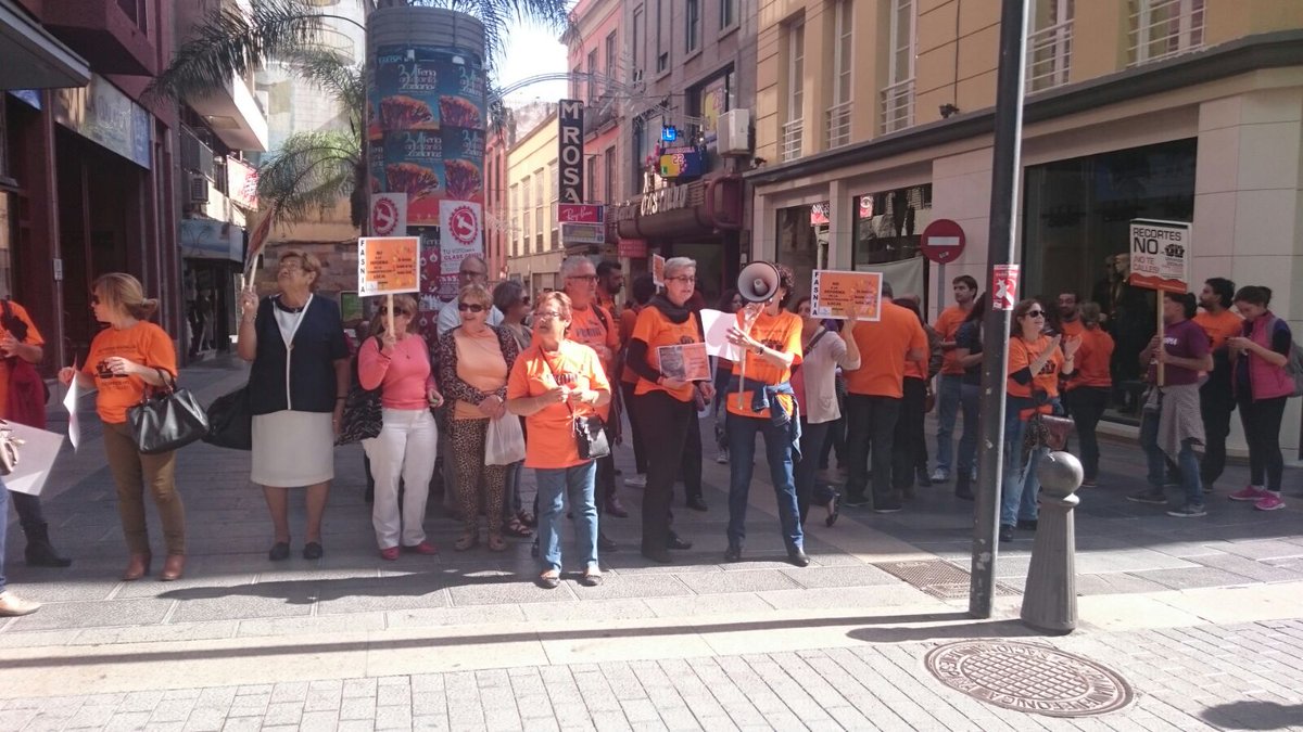 COTSTenerife's tweet photo. Concentración en Parlamento de Canarias
#NoalaReformaLocal
#ServiciosSociales https://t.co/l9JU6PLPhd