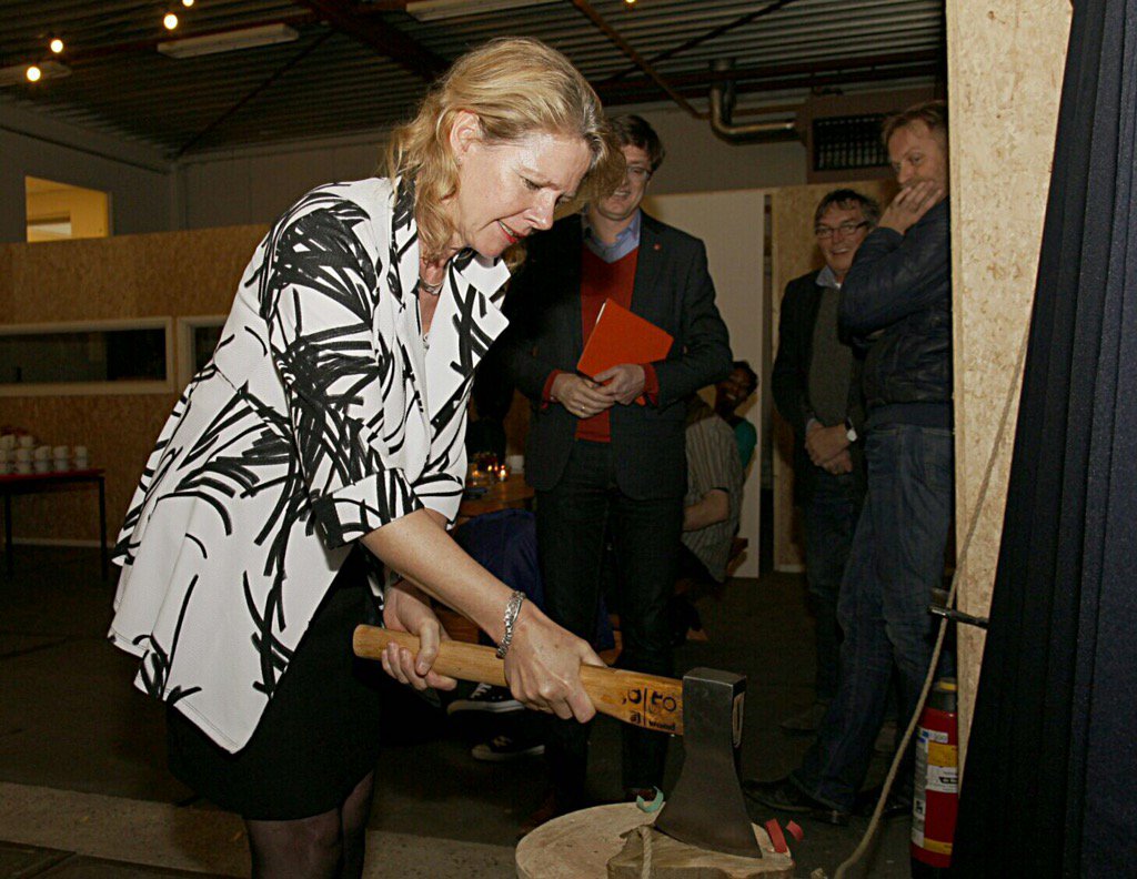 gem_Lelystad's tweet photo. Wethouder @sparreboom_j opent 50/50 Workcentre van @Legerdesheils aan de Kolkweg. Motto: Ieder mens kans op werk. https://t.co/2QFks5jiF7