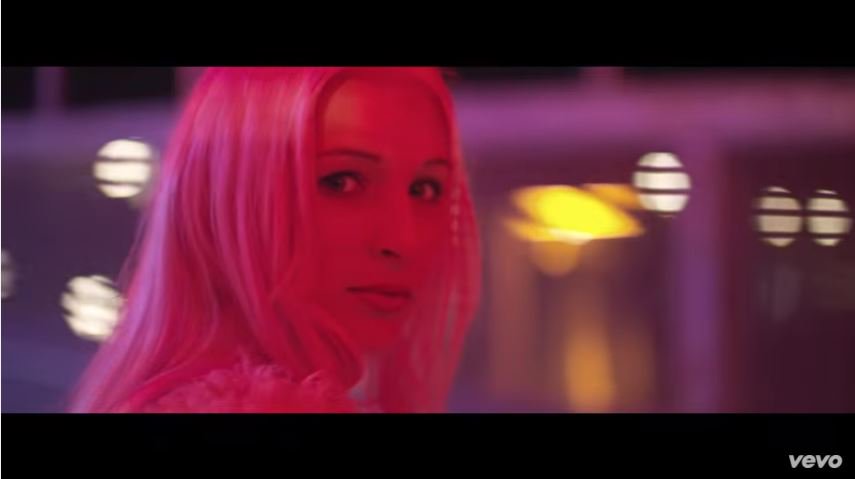 SonyMusicFr's tweet photo. .@aliceontheroof dévoile son nouveau clip #MysteryLight !
https://t.co/nCdUrU1gkP https://t.co/8iU3ItowwQ