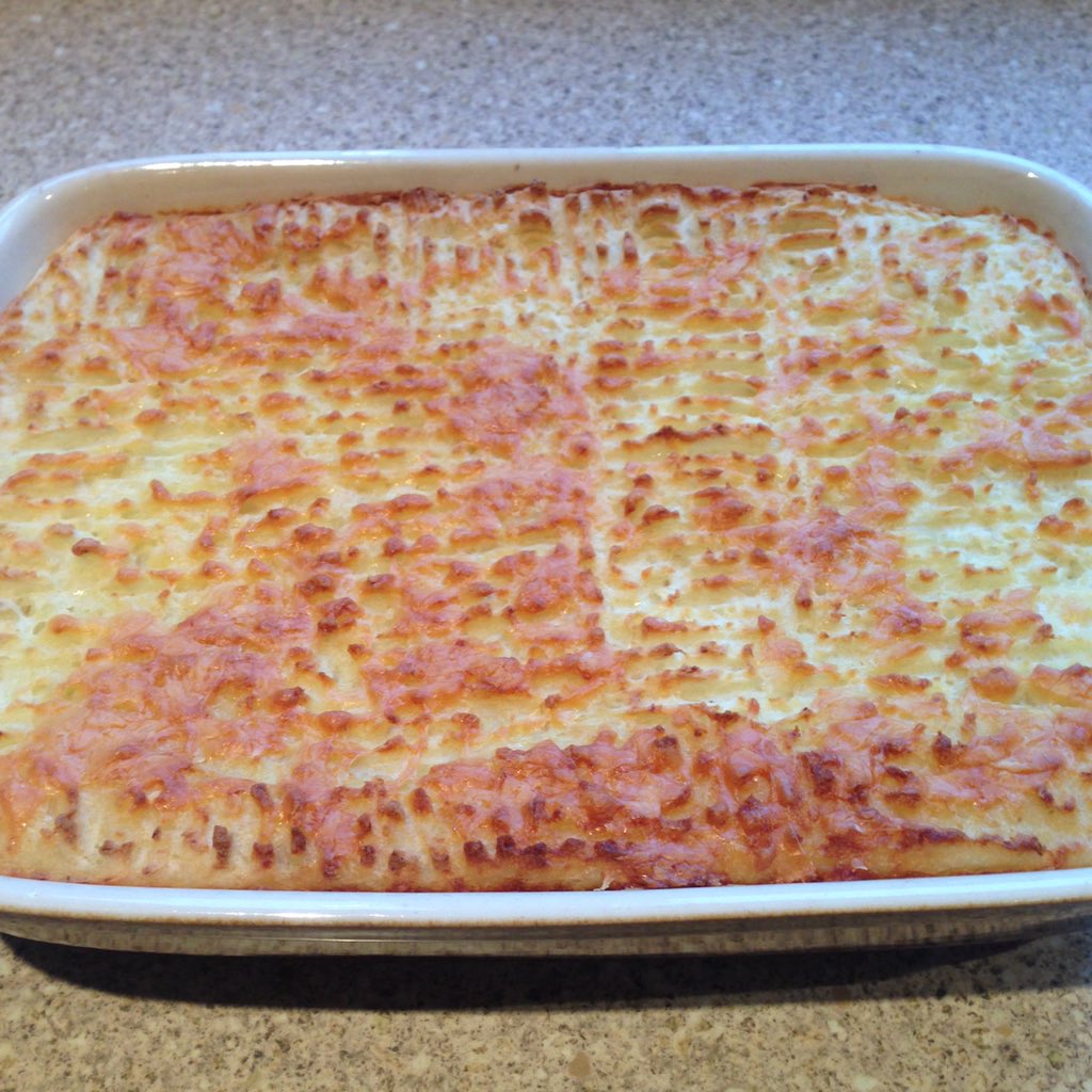 RanosKitchen's tweet photo. Ta-dah! 🤗 #VeggieShepherdsPie with cheesy mash #Mmmmm #WinterComfortFood https://t.co/Uoeo7bMdwk