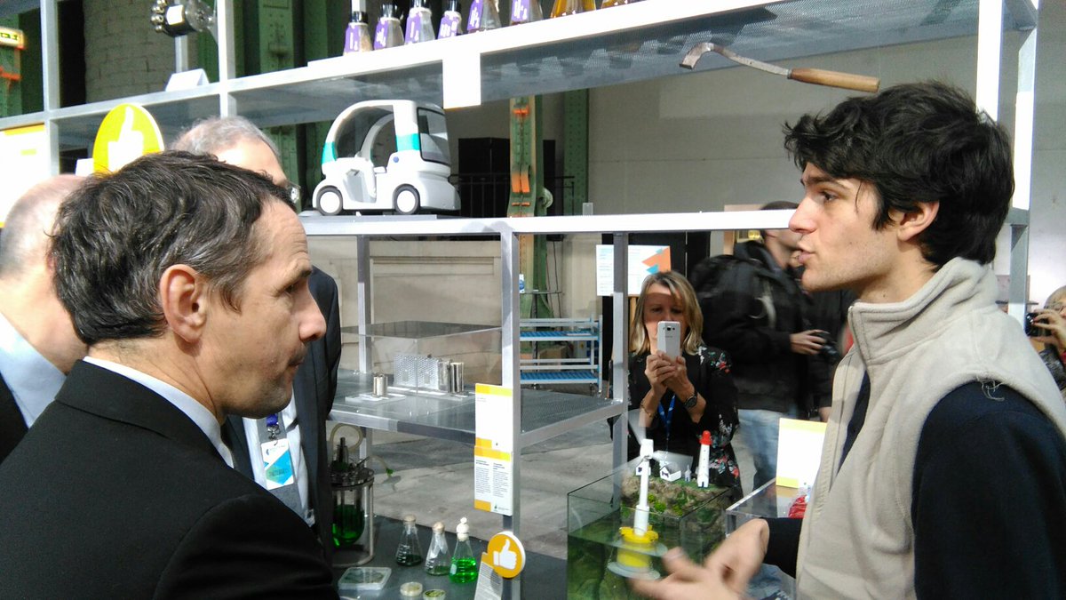 sup_recherche's tweet image. Rencontre du ministre @mandonthierry avec les chercheurs de #LaRecherchMobilisée au salon #SolutionsCOP21
