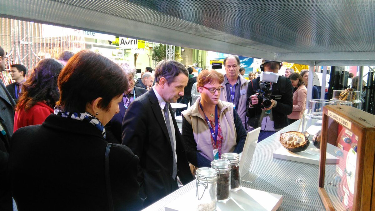 sup_recherche's tweet image. Rencontre du ministre @mandonthierry avec les chercheurs de #LaRecherchMobilisée au salon #SolutionsCOP21