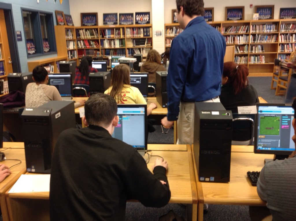 SondraAyscueFCS's tweet photo. Advanced Bio in #HourOfCode @janhtay @cengscience helping out! #fcstweets #itisforeveryone https://t.co/pVEIjQXPwL