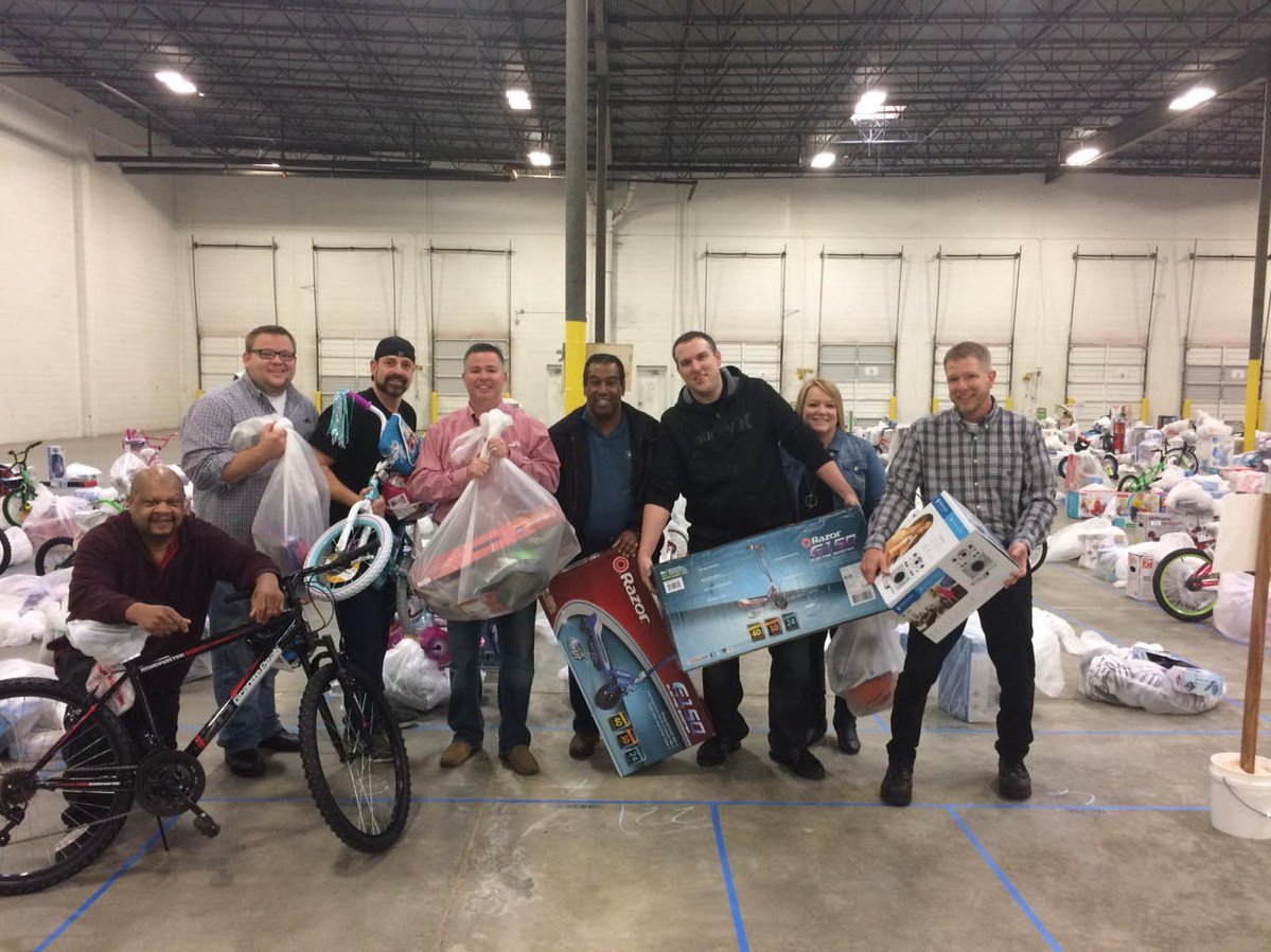 dougmiz13's tweet photo. The Misuraca area, packing gifts for the foster kiddies @chilisjobs #chilislove https://t.co/ljMjEQyNLM