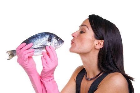 Запах рыбы в воздухе. Девушка держит рыбу. Рыба целует. Женщина ест рыбу. Девушка с рыбой.