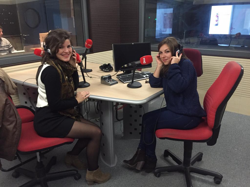 Saray_Saez's tweet photo. Muy emocionadas en la #radio :)
Entrevista @cosbioethic con
@rtve @rne @_rtvemarcae 
https://t.co/dTb9uLI67F https://t.co/WkBPbqwbKN