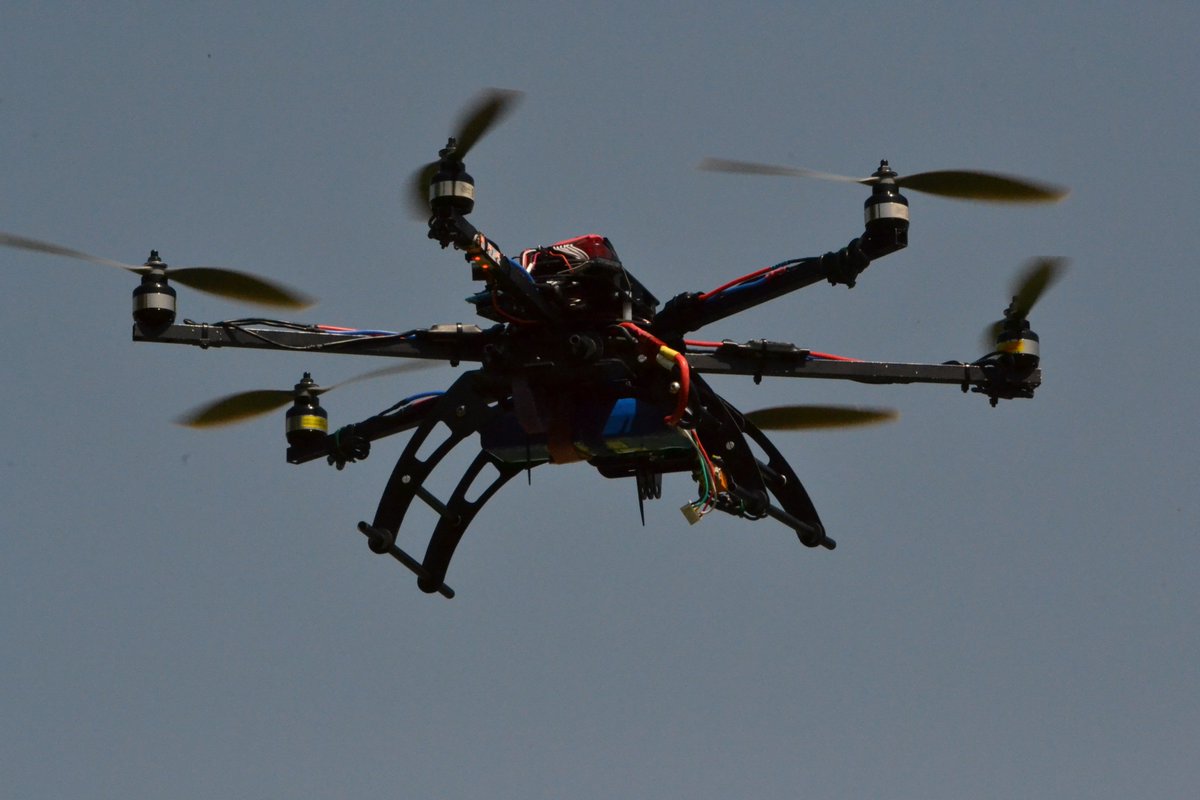 StefRivetti's tweet photo. Per esempio... avete sentito parlare dei #droni?
Ehm... #droneaddicted io! @flashandrea #SMMdayIT https://t.co/8AYJzReoXO