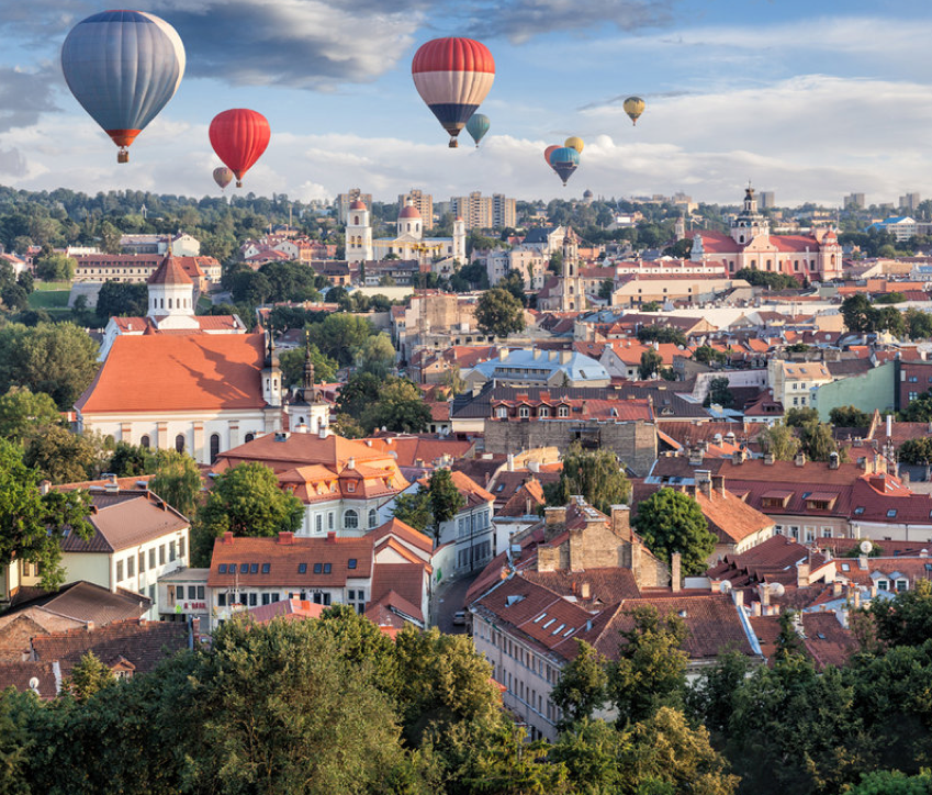 harpersbazaarES's tweet photo. Todavía es posible descubrir ciudades en Europa. Mira estas 7 escapadas fuera de ruta: https://t.co/rsUw4cyYDC https://t.co/tZf5OAJM0Z