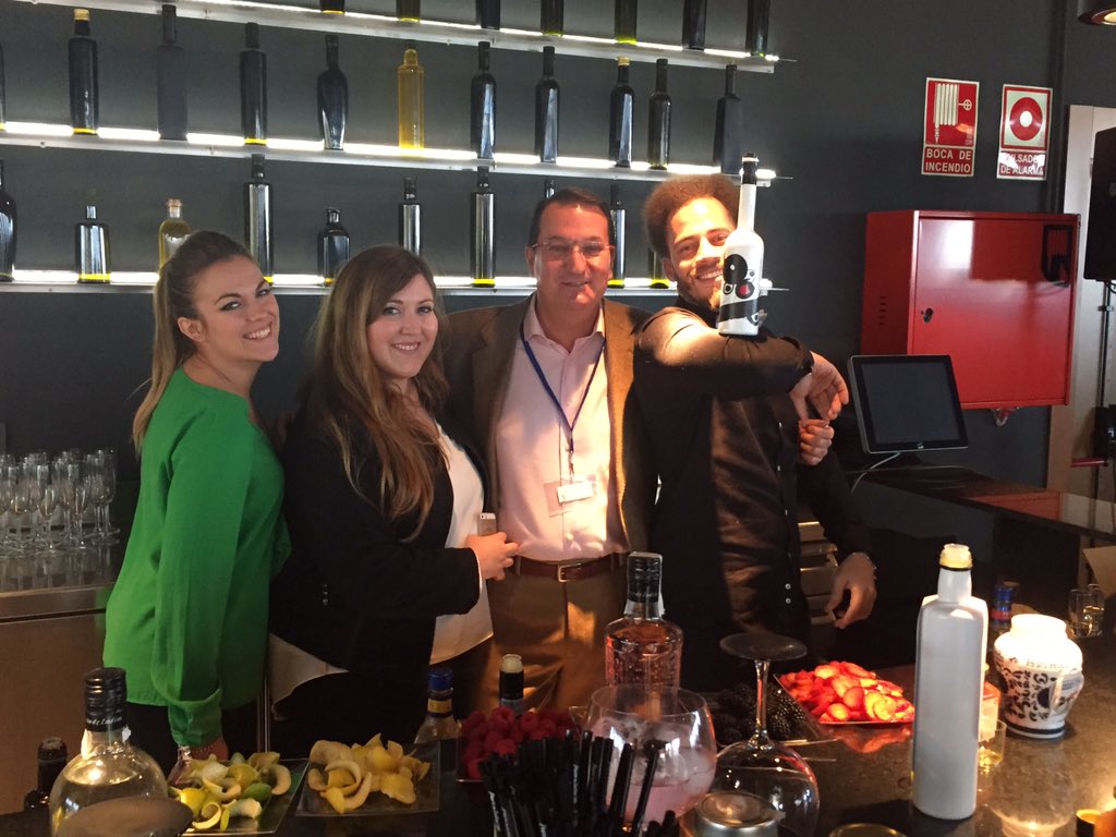 aceiteclaramunt's tweet photo. Cóctel #AOVE @EddyIneditos @Gastroandalusi @aceiteclaramunt @citoliva #ExperienciaPremium2 https://t.co/QTYNyw0YpB