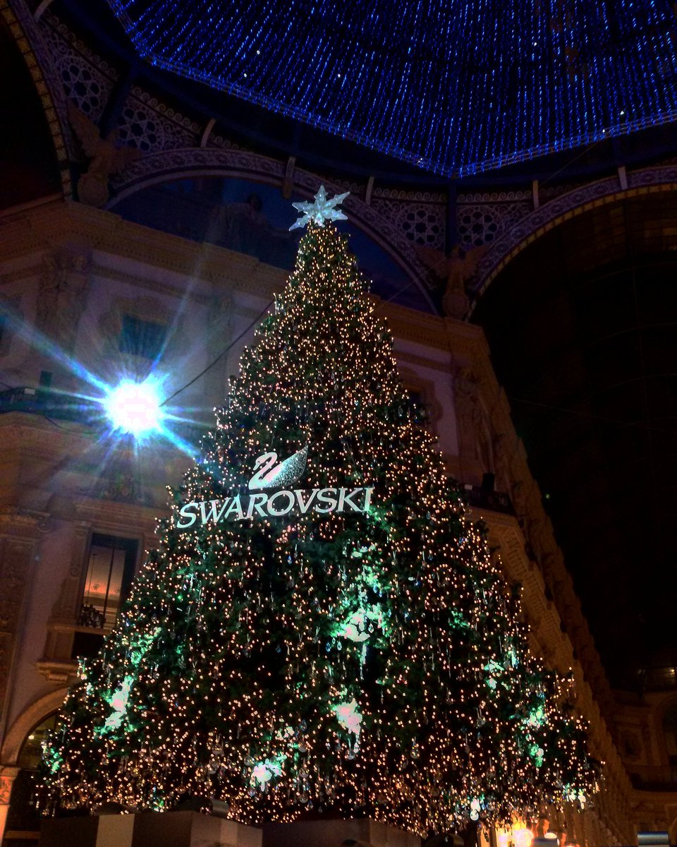 M80Matteo's tweet photo. #matteomarinelli #photography #nightline #Natale2015 #atmosfera  #Swarovski #special  
#galleriavittorioemanuele https://t.co/6xfKgJYewG