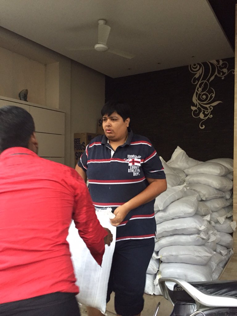 chandan_bharath's tweet photo. #ChennaiRainsHelp https://t.co/urLgzOrkr5