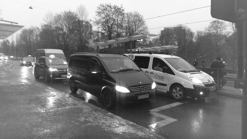 CodeDoktor's tweet image. Hva nytter sykkelfeltet når det brukes av bilene? #sykkelioslo