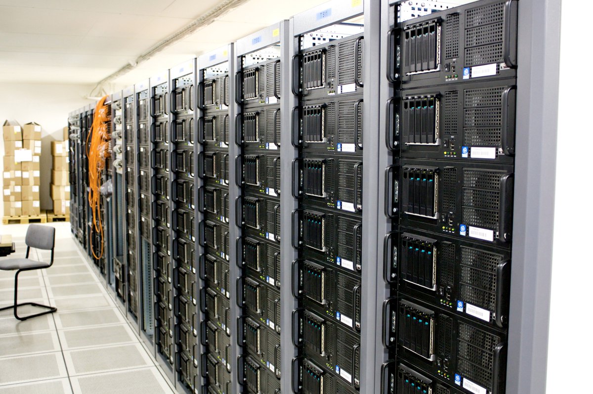 Оборудование систем хранения данных. Dell r730 12lff. Серверная стойка Cisco. Серверная комната. СХД это серверное оборудование.