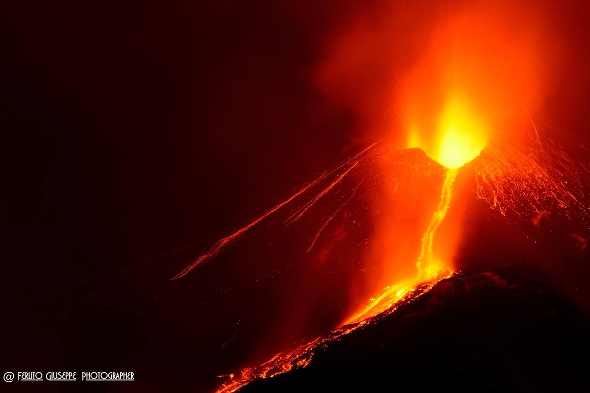 EtnaLive's tweet photo. #etna #etnalive #eruzione2015 07 Dicembre. #eruption #earth #exsplosion Foto Giusepe Ferlito © https://t.co/WS0C9vqp73