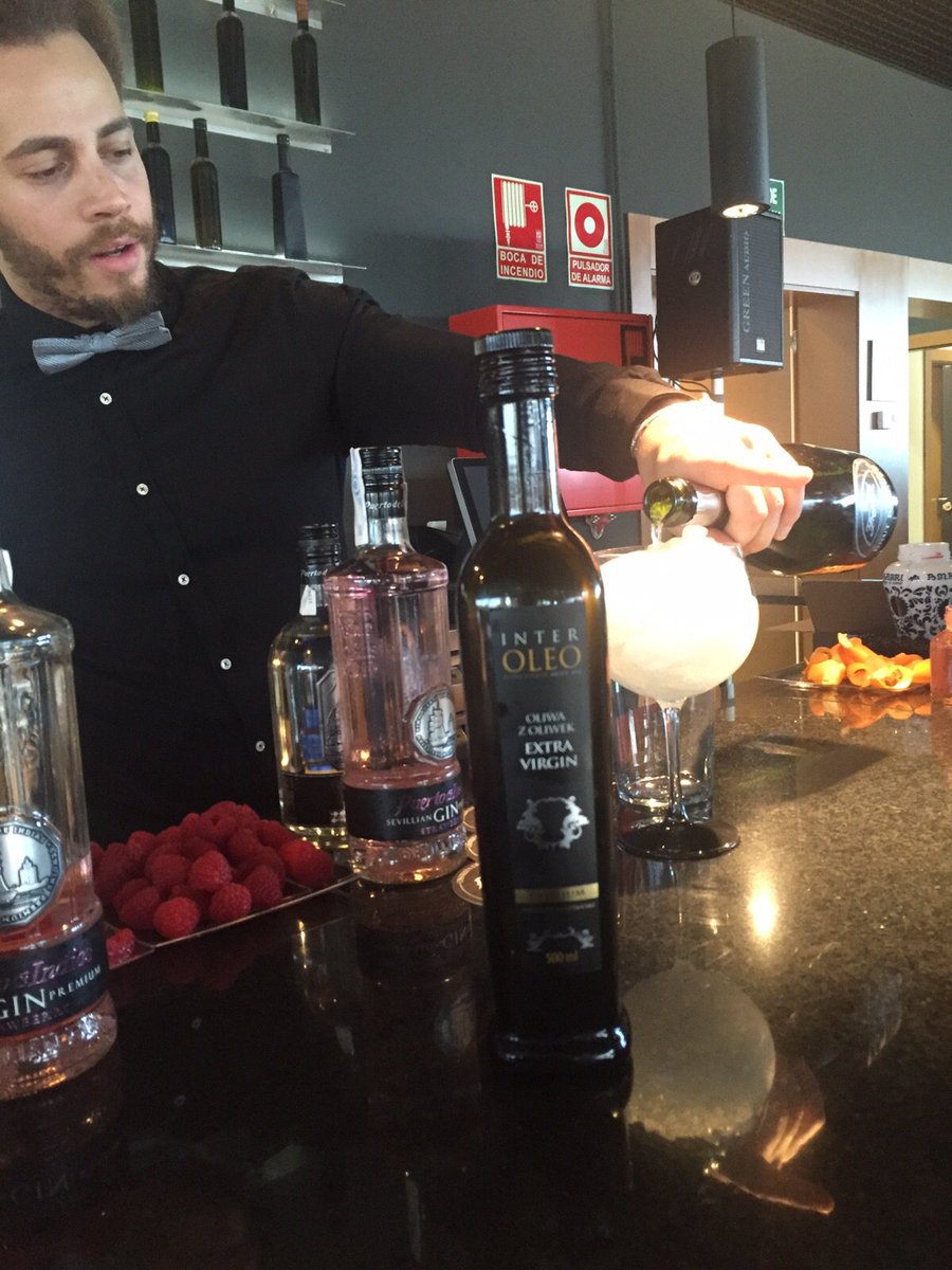 interoleo's tweet photo. Nuestro #AOVE, @interoleo Premium, de maridaje con el mundo de la "Gintoneria" en #ExperienciaPremium2 https://t.co/nZMY7s2COS