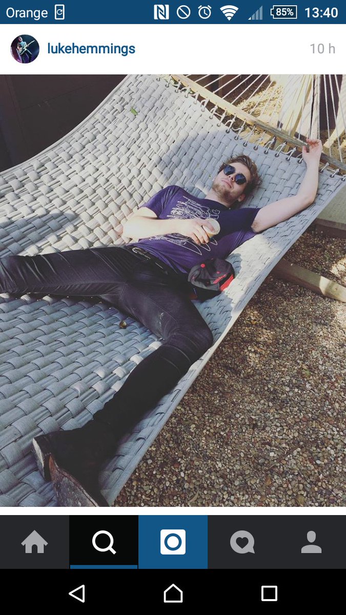 hEldbyLuek's tweet photo. Yo ahora mismo // me right now #LukesFirstTattoo #lukeissexy @Luke5SOS https://t.co/do1rPJ9jby