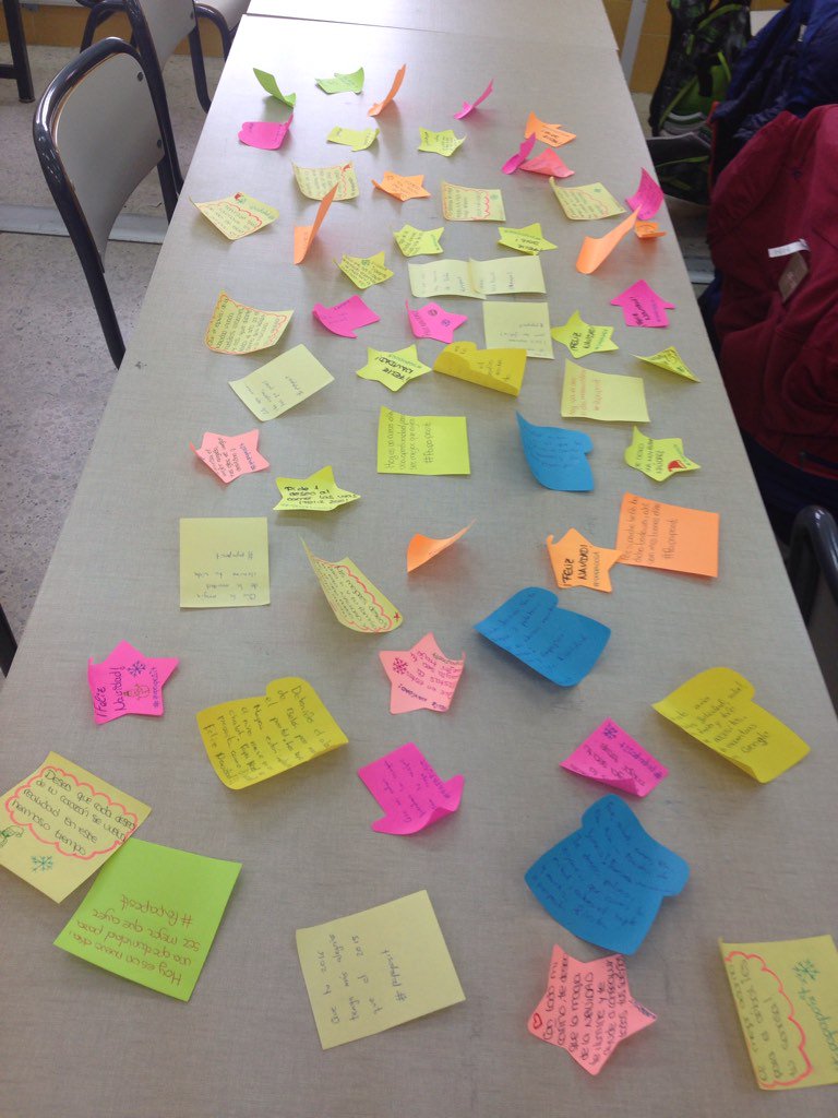 GuadalupeFdez's tweet photo. @happy_postit el @iesmdcaceres te toma el relevo y prepara postit navideños: los #papaposit! #culturaemprendedora https://t.co/irDfAxgbhb
