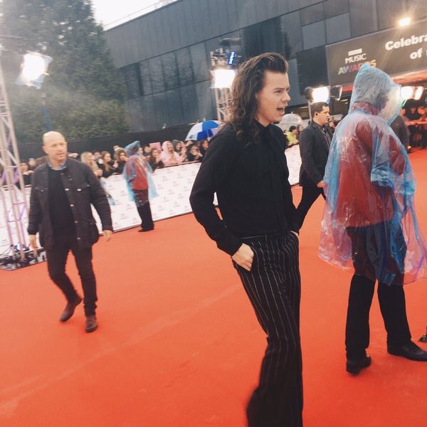 1DArmyMNL's tweet photo. Harry at the BBC Music Awards Red Carpet (12/10/15) https://t.co/QPYNd29HY3