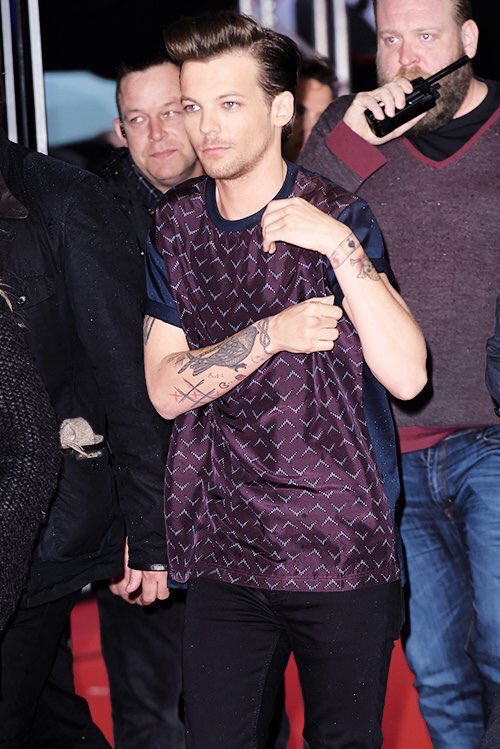 1DArmyMNL's tweet photo. Liam and Louis at the BBC Music Awards Red Carpet (12/10/15) https://t.co/b4aEpWhP2O