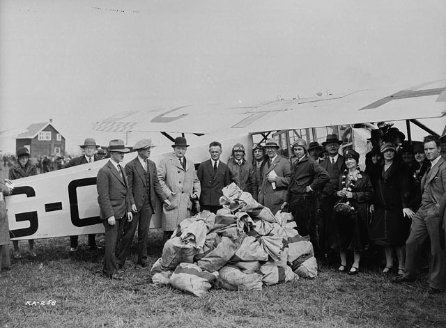 Transport_gc's tweet image. #OTD: In 1928, Canada 1st used airplanes for daily mail delivery. On board: 10 bags of letters &amp;amp; #Christmas packages