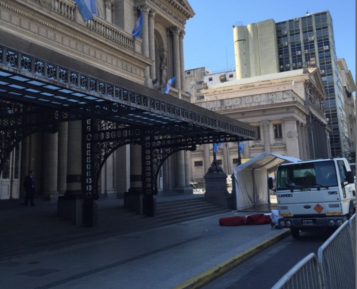 clarincom's tweet photo. [AHORA] El Teatro Colón se prepara para la función de gala de esta noche y celebrar la asunción del nuevo Presidente https://t.co/FKkQR0jNKJ