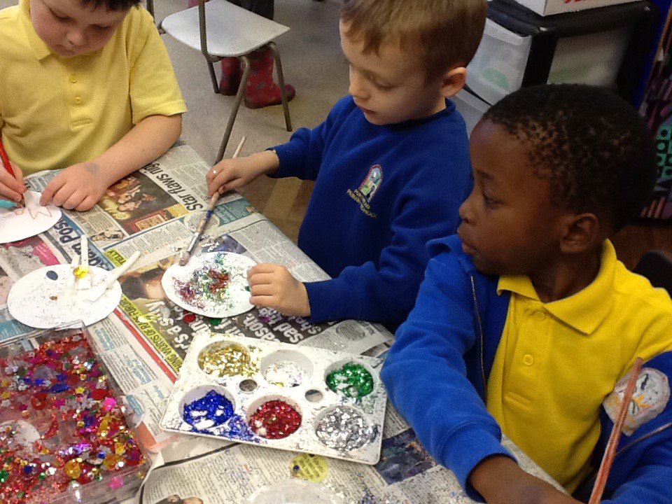portmeadp's tweet photo. Reception are busy making Christmas decorations #pmdppse https://t.co/OZgouJXu12