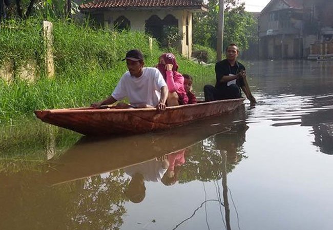 Demi Perubahan, Warga Kampung Ini Rela Terjang Banjir Untuk Nyoblos di TPS bit.ly/1Oh5SuP
