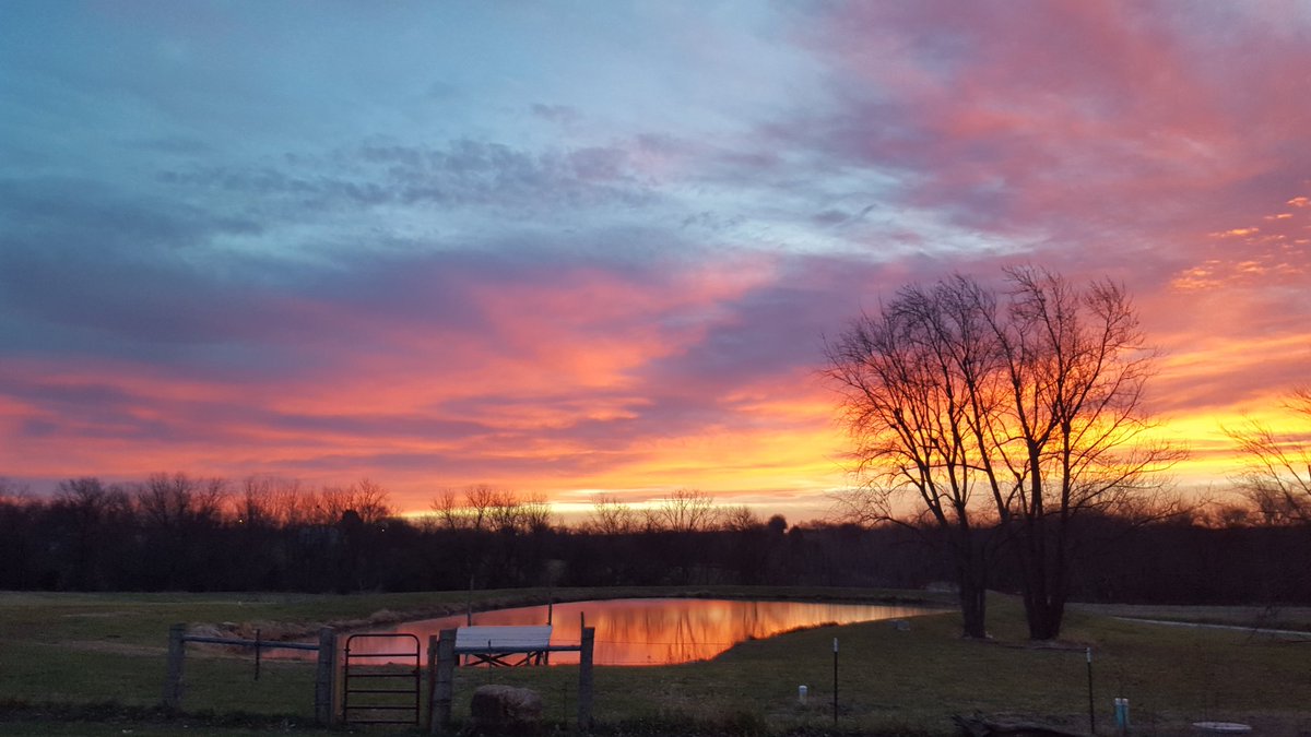 BeccaGallardo1's tweet photo. @KarliRitter beautiful  sunrise Garden City Missouri. https://t.co/2NqQDIsdeL