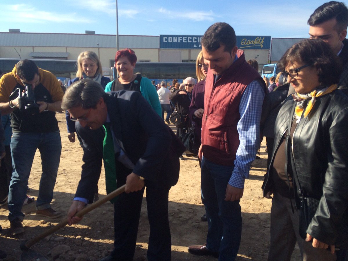 NoticiasGr's tweet photo. Más de 300 mayores reforestan espacios naturales de #Maracena https://t.co/Fd713WRAh4 https://t.co/gMSXO1q9nS