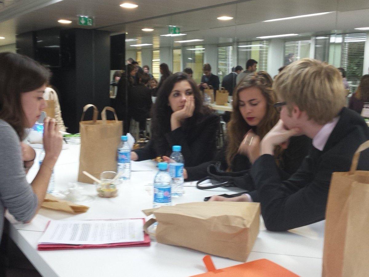 Generation21's tweet photo. Discussion de @gen21_CAN sur leurs propositions et le résultat des commissions #Generation21 #COP21 https://t.co/CdU3GTMR0B