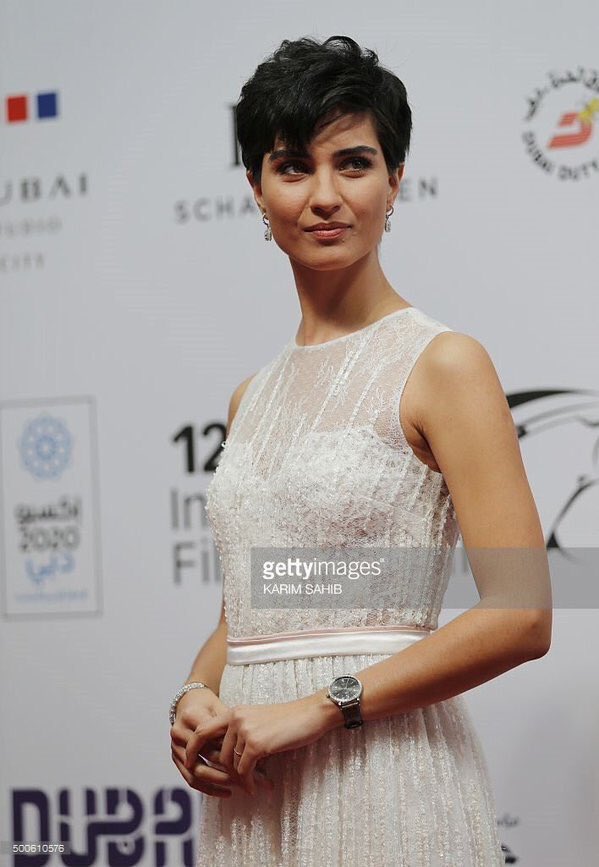 kartoona90's tweet photo. #مهرجان_دبي_السينمائي2015 اتمنى من الفنانات العربيات والخليجيات يتعلمن الذوق في اللبس من التركية توبا ..#DFF2015 https://t.co/5qwSlELP6X