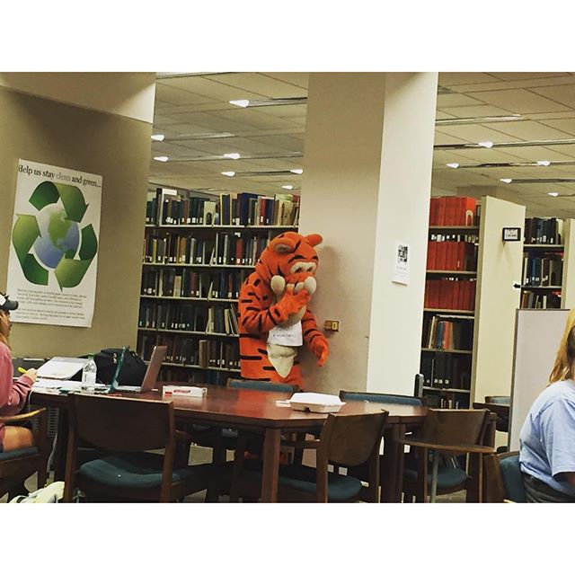 aulibraries's tweet photo. REGRAM #surprise #finalweek #library #rbdlibrary #auburn #finals 📷: @sminnn_93 https://t.co/mDAYGdzyTT