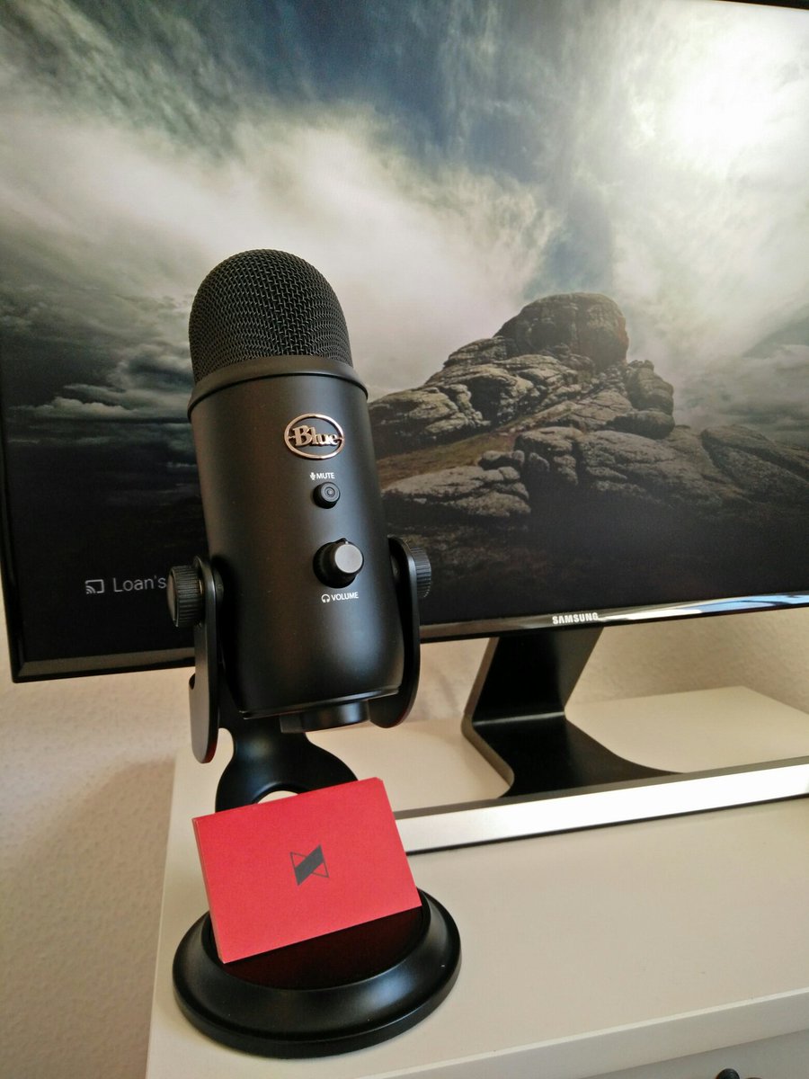 LoanTraan's tweet image. Special thanks to @MKBHD for the Blue Yeti Blackout! #TechSanta