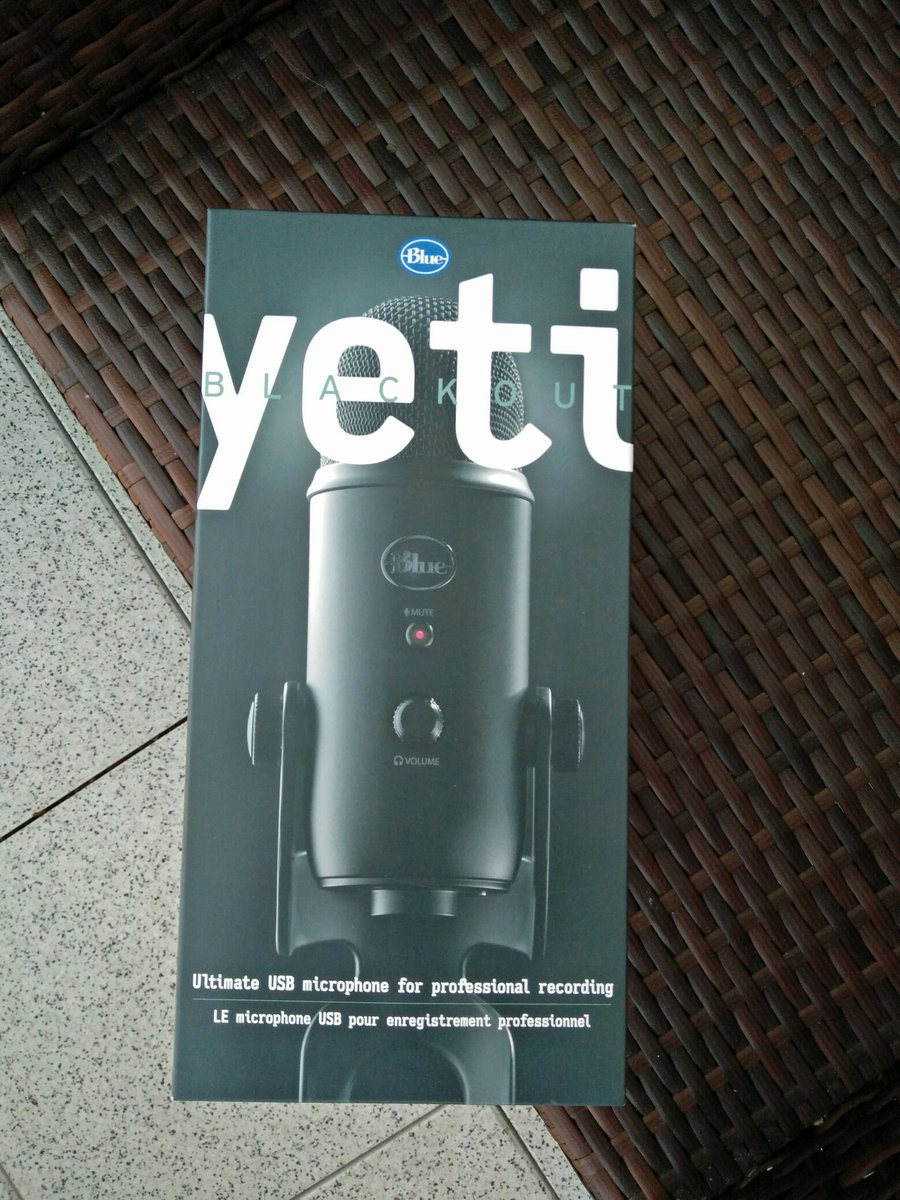 LoanTraan's tweet image. Special thanks to @MKBHD for the Blue Yeti Blackout! #TechSanta