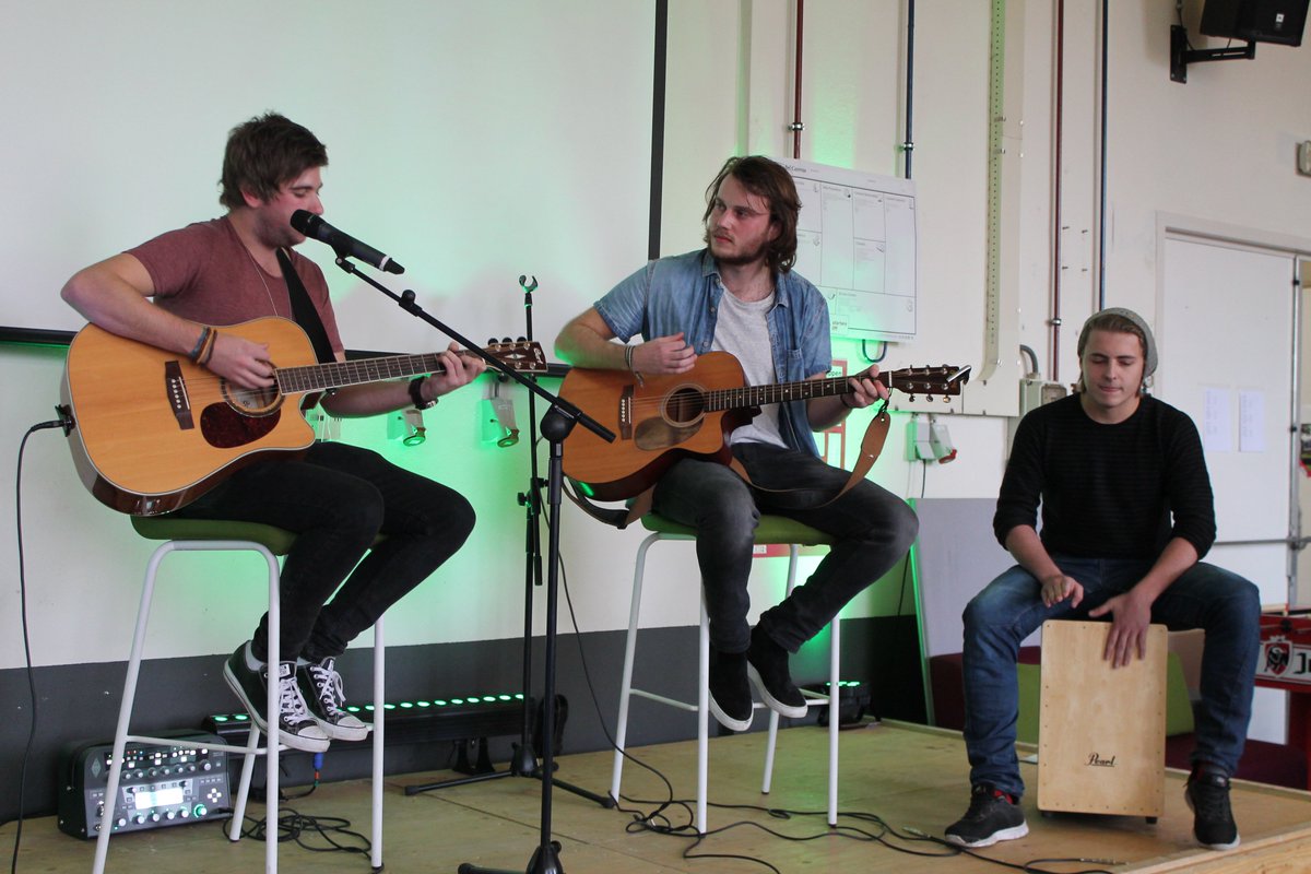 Fijn akoestisch optreden in de HOCC tijdens #800uurdenkkrachtXXL! #NUSTRAKS @FontysACI1