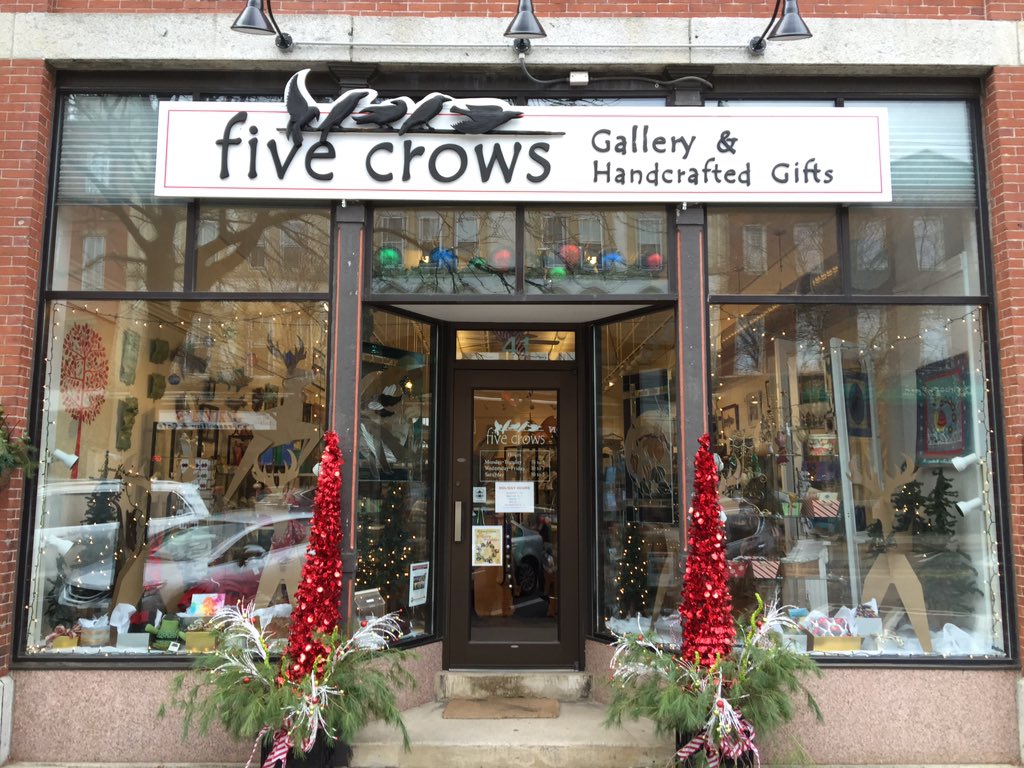 natickcenter's tweet photo. Last year's winner, Five Crows, another gorgeous window! @fivecrowsnatick #holidaywindowcontest https://t.co/ukt9hLddgZ