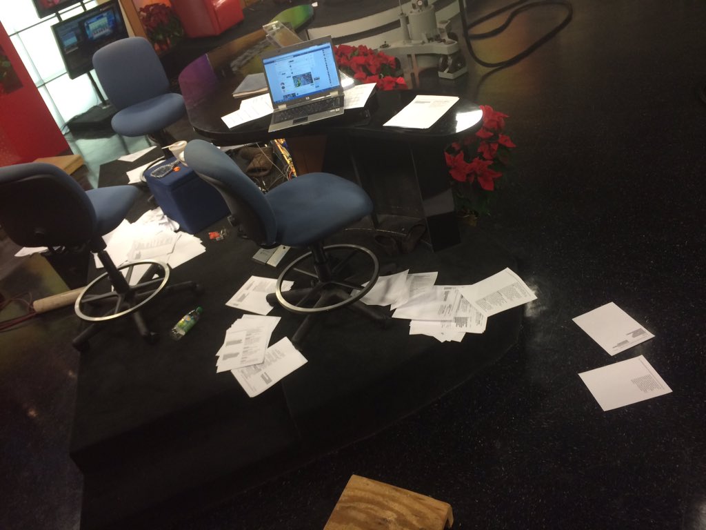 KayleighK's tweet photo. Don't feed the anchors....@AshleyLeeKTVE @KarenEdwardsTV #ktve #messymornings https://t.co/K7Vr0DLorh