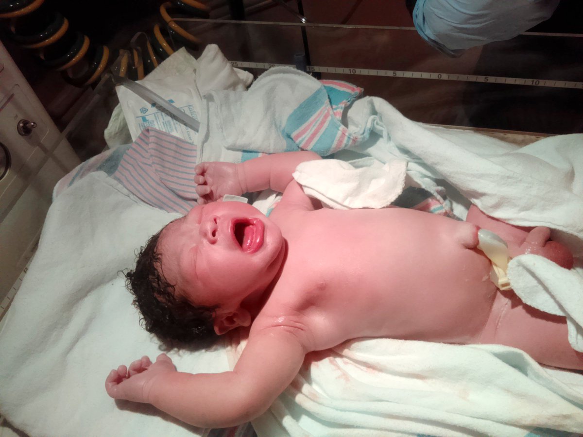 Love_DiamondB's tweet photo. The new blessing to our family tt baby 🙌👶😍 #9Pounds Proud Auntie https://t.co/SLdMn37Ima