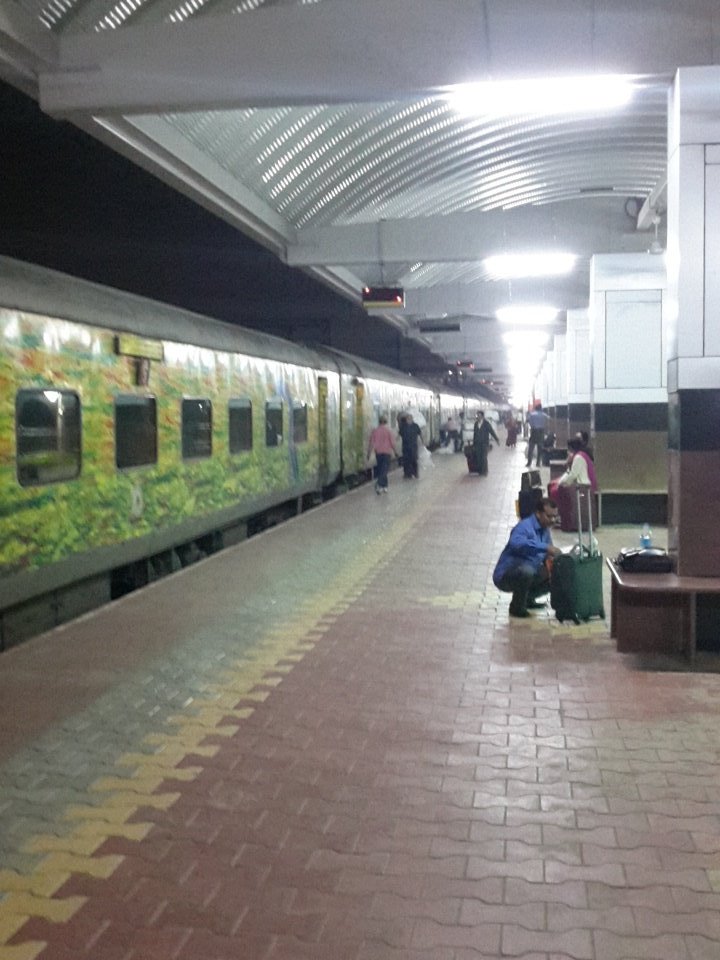 Sandeep Parkhi (@sparkhi) on Twitter photo Absolutely clean home platform at Nagpur station. <a href="/RailMinIndia/">Ministry of Railways</a> & <a href="/sureshpprabhu/">Suresh Prabhu</a> r setting example for #SwachhBharat Absolutely clean home platform at Nagpur station. <a href="/RailMinIndia/">Ministry of Railways</a> & <a href="/sureshpprabhu/">Suresh Prabhu</a> r setting example for #SwachhBharat