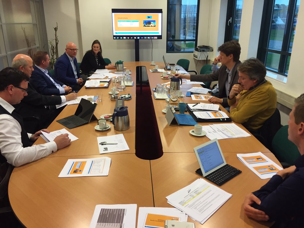 RicardoEshuis's tweet photo. Bespreking van de commissie Verkiezing Beste #Leerbedrijf #Horeca #VBLH15 De top 3 wordt gekozen bij @svh_horeca https://t.co/qbLa37nSac