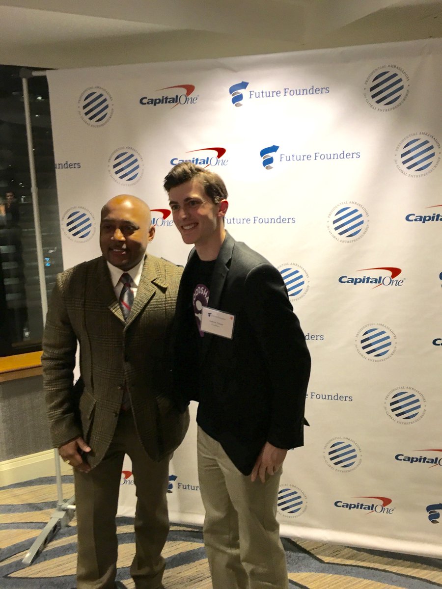SkandalarisCtr's tweet photo. Just @WUSTL student Andrew Glantz founder of @FoodShareApp w/ @TheSharkDaymond. No big deal. #WUSTLPride #startup https://t.co/0rreDjzIjJ