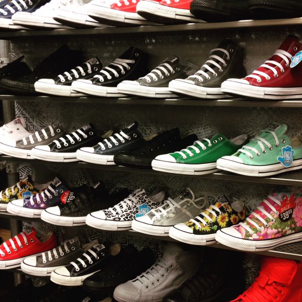 Don't miss out on #Journeys #HolidaySale! Get 20-50% off tons of shoes and accessories → ow.ly/VGnne