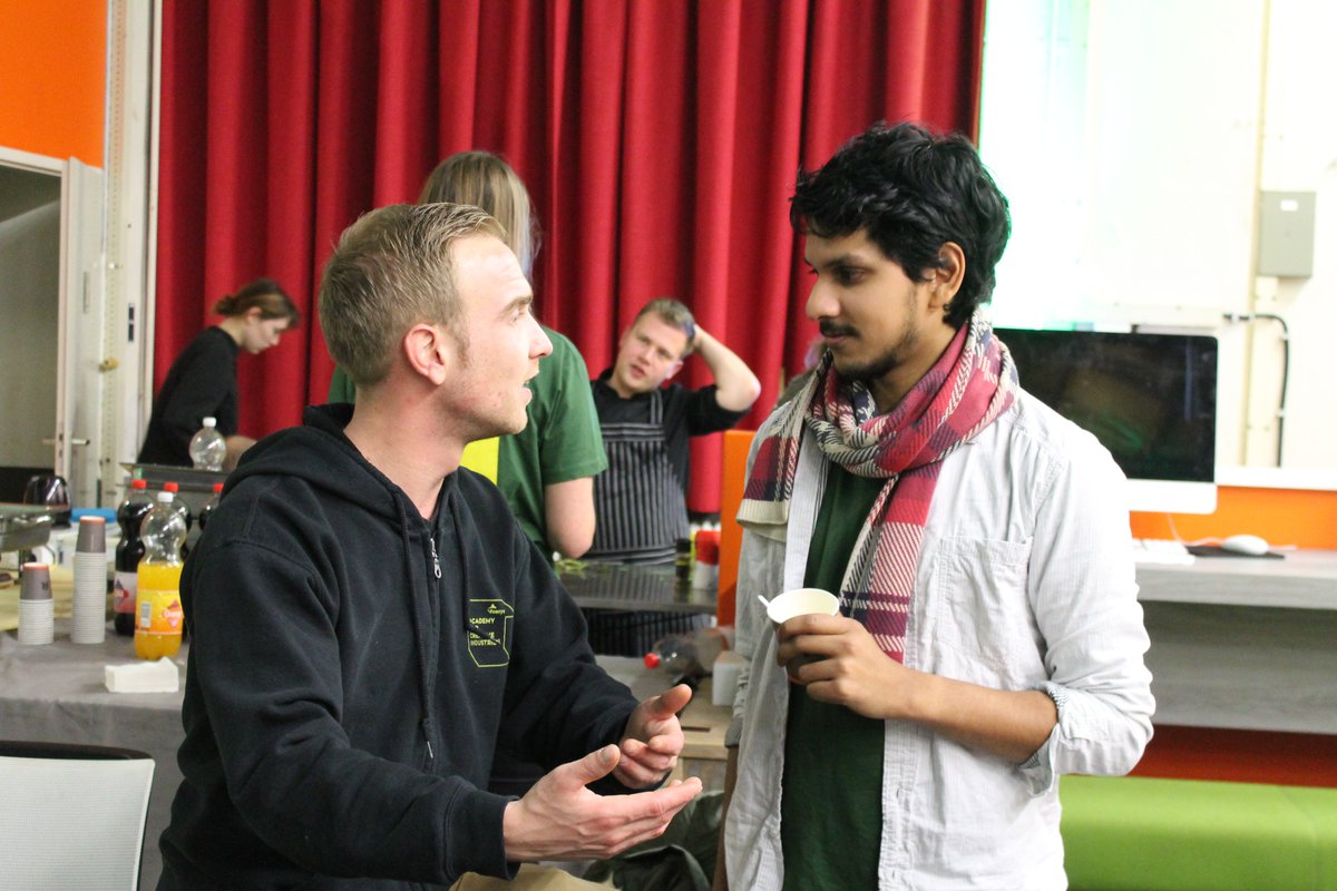 Nog steeds druk aan het werk, en super gemotiveerd dat ze zijn! #800uurdenkkracht #NUSTRAKS