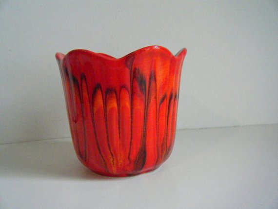 lizzibooonetsy's tweet photo. Vintage red/orange drip USA https://t.co/f5Cu8j0LTB #vintagepottery #USApottery #orangedrip https://t.co/bDug0h3cCi